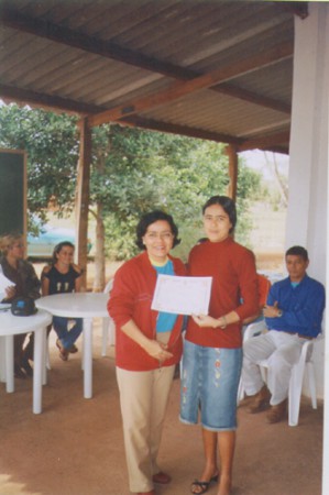 Dir. No encerramento do curso de Bordado 